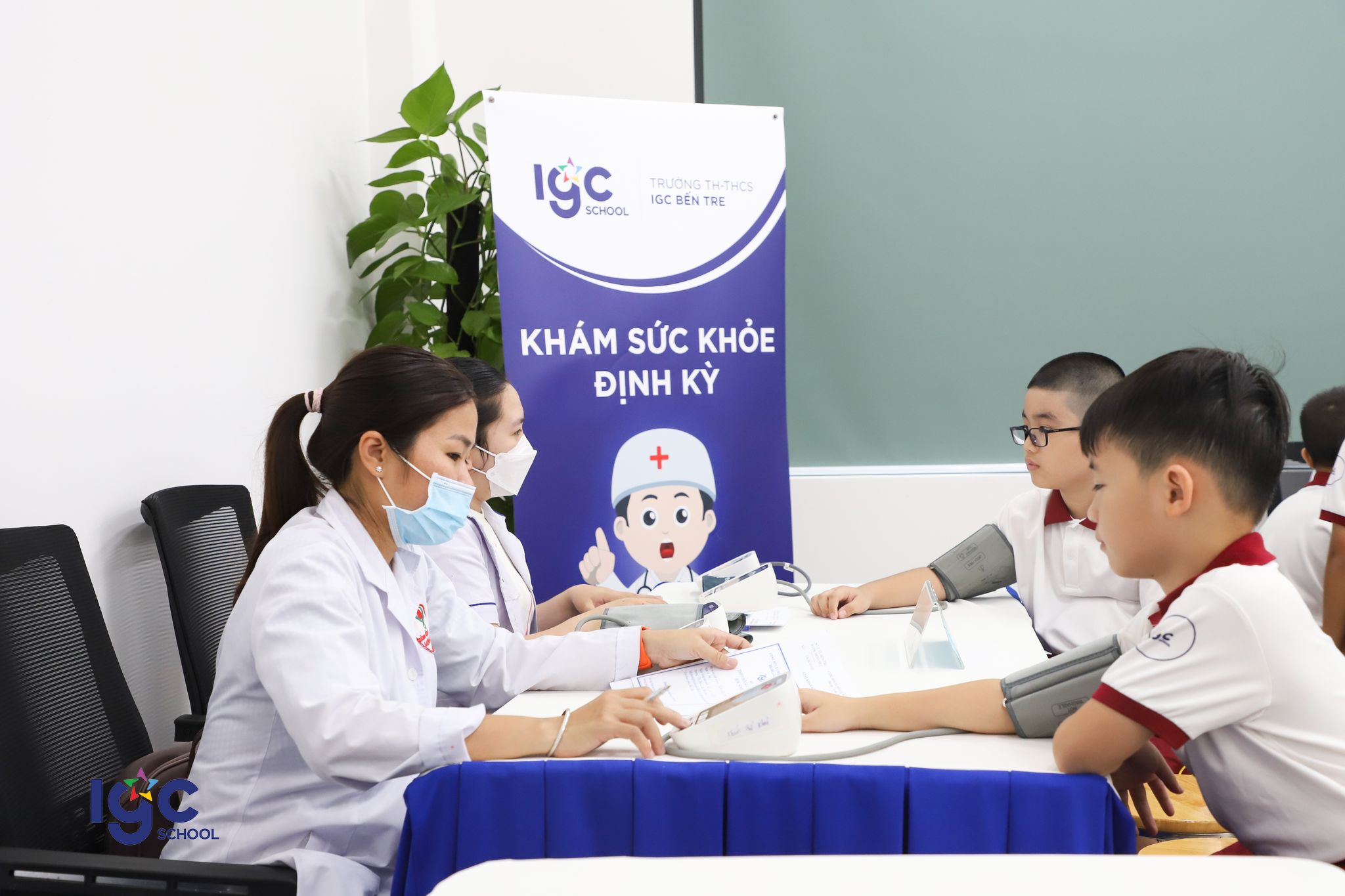 HOẠT ĐỘNG KHÁM SỨC KHỎE ĐỊNH KỲ CHO HỌC SINH NĂM HỌC 2023 - 2024