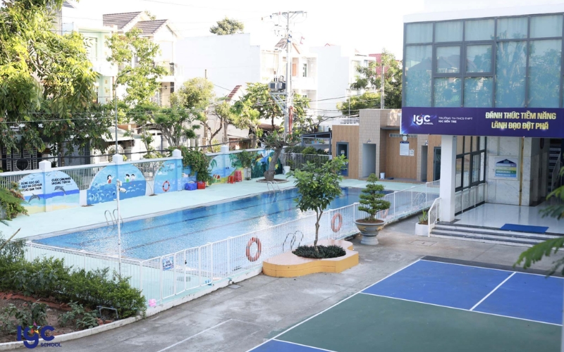 tuyển sinh lớp 6 Bến Tre hồ bơi sân bóng