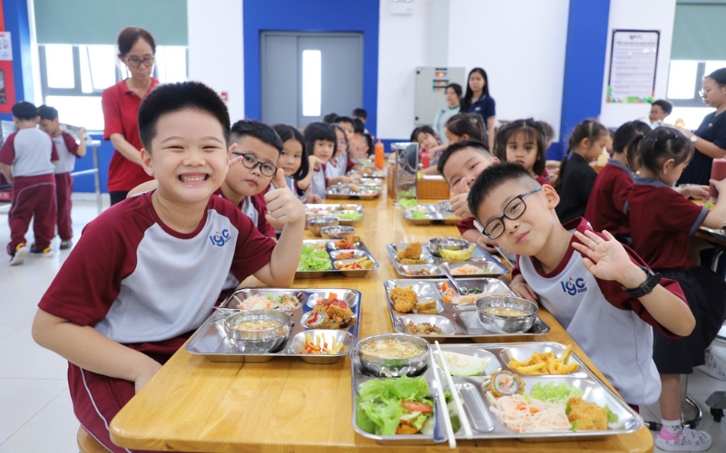 hoạt động chia sẻ cùng bạn bè