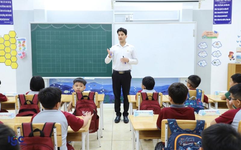 học sinh trường song ngữ gần đây trong giờ học quốc tế