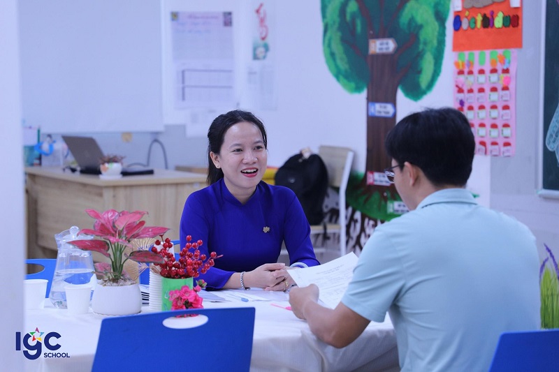 Phụ huynh tìm hiểu cách đăng ký học IGC Bến Tre